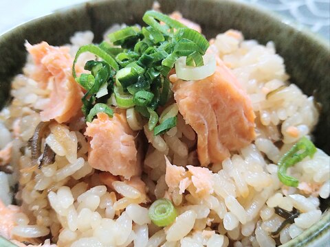 【塩鮭と塩昆布の炊き込みご飯】炊飯器に入れるだけ